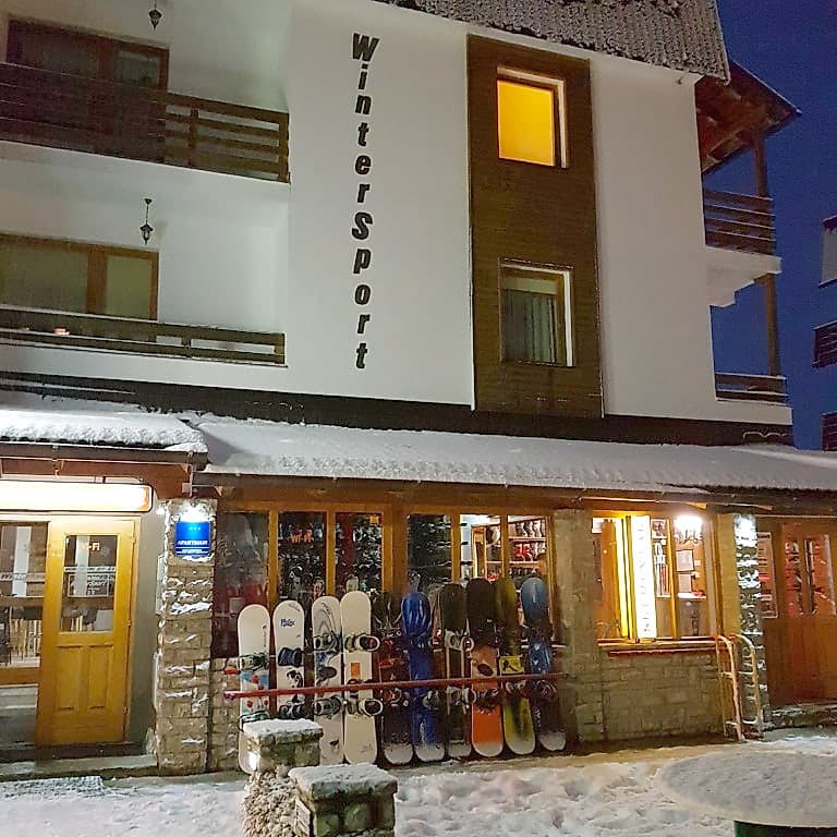 Ulaz u ski rental WinterSport uvečer