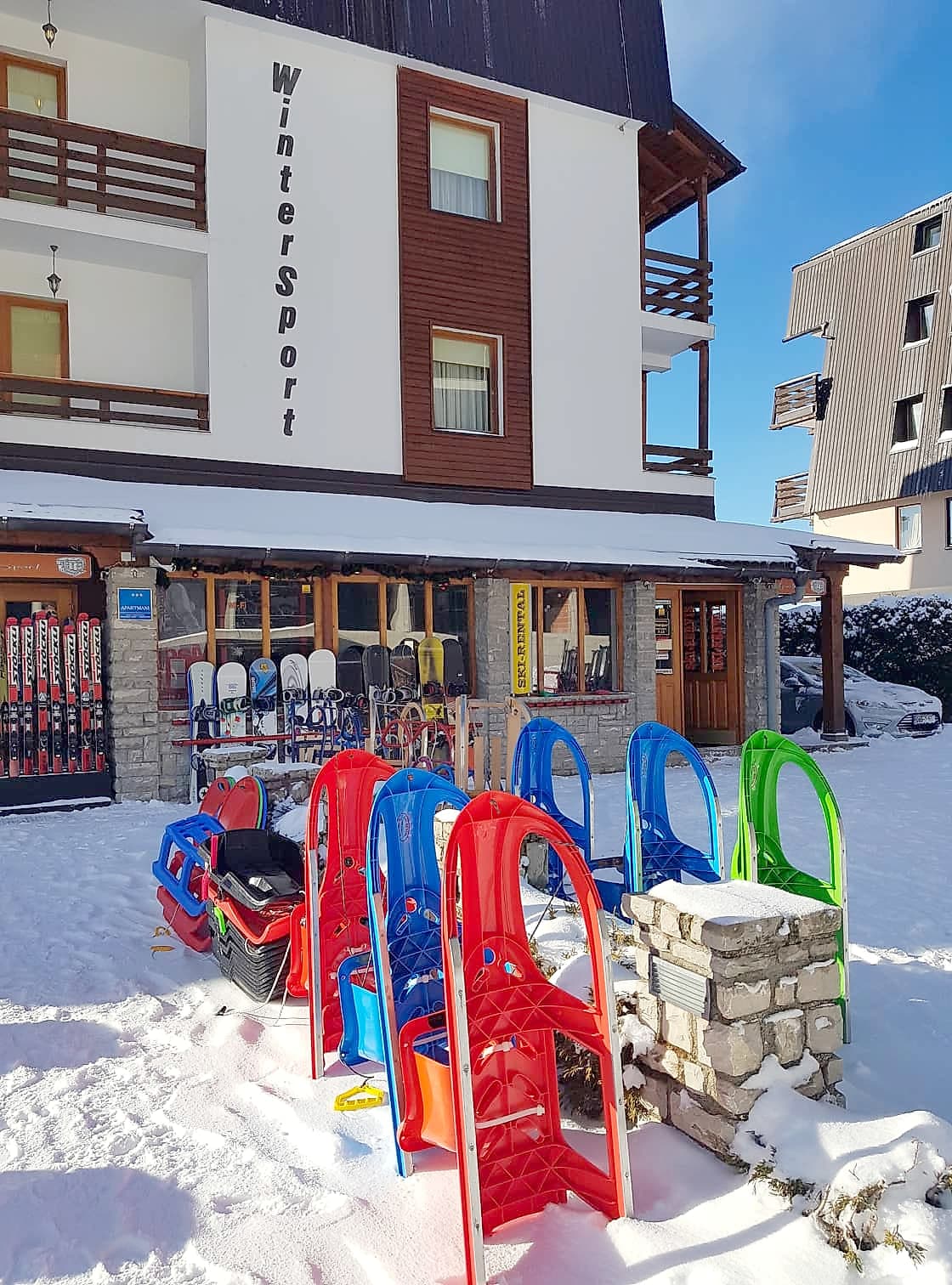 Izlog ski rentala sa dječijim sankama u boji
